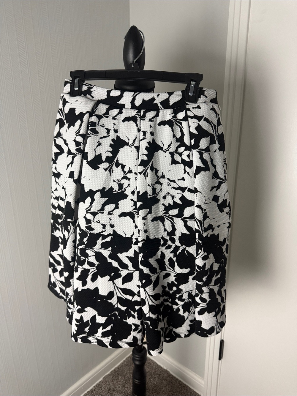 Lularoe Women’s Black & White Floral A-Line Skirt Size Medium Madison